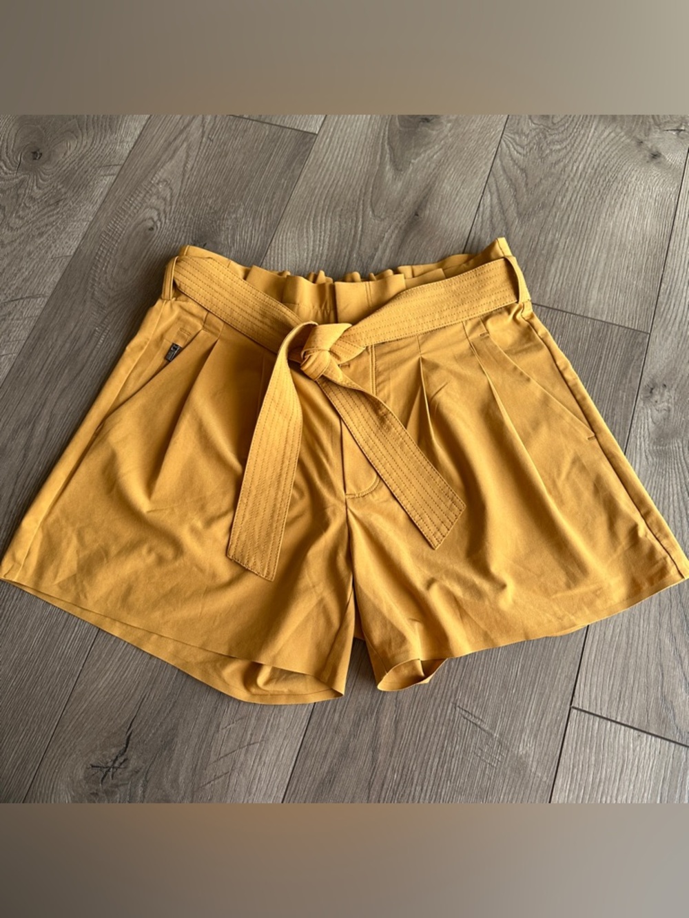 Athleta Skyline Short II Size 2 Tuscan gold Paper bag style
